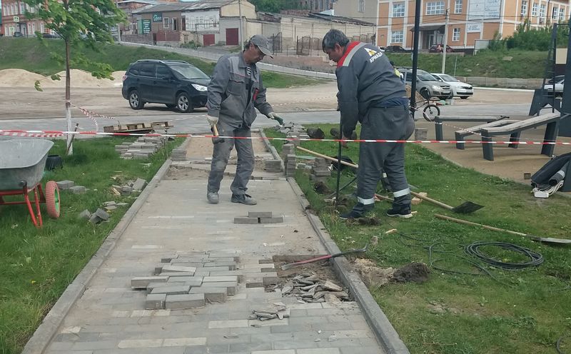 Месяца через два провалы на Кремлевской набережной исчезнут