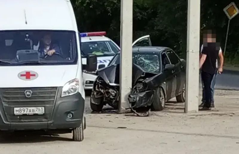 В поселке Западный легковушка на полной скорости протаранила столб