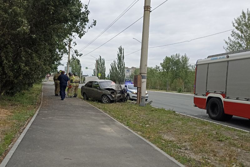 У мужского монастыря автомобиль Гранта влетел в столб - на место прибыли скорая, спасатели и полиция