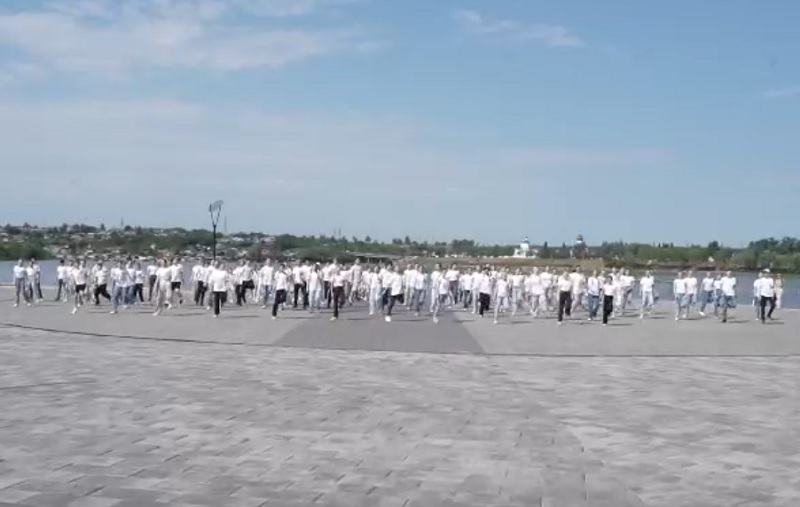 Флешмоб в честь праздника - на набережной у кремля 150 танцоров города поддержали всероссийскую акцию. Видео