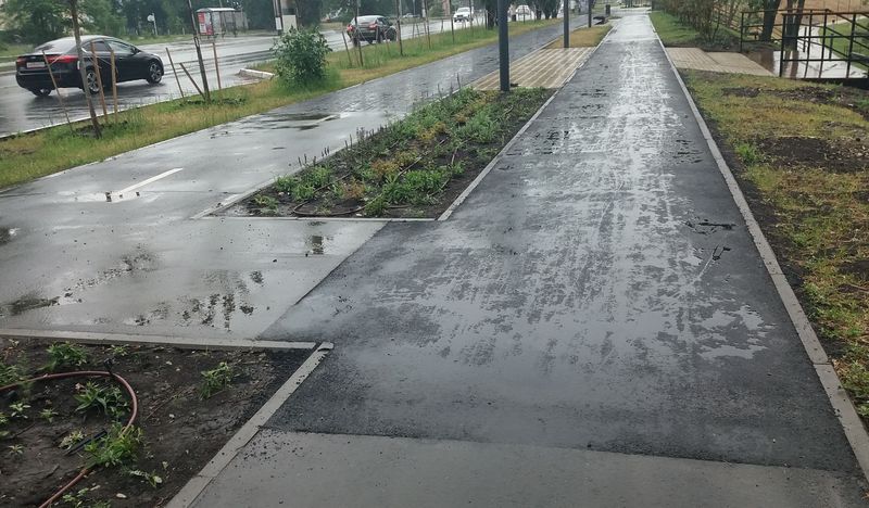 Вырезы на тротуаре сперва встревожили отдыхающих на Монастырской набережной, но оказалось, что это к лучшему