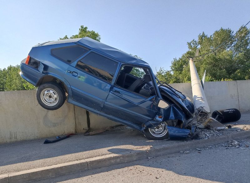 Водителя разбившейся на дамбе легковушки на скорой увезли в больницу