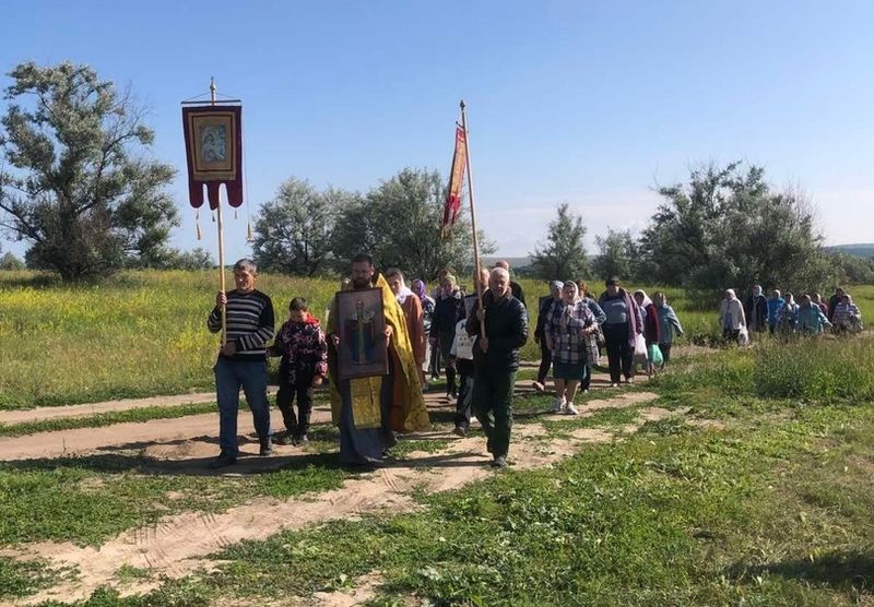 Несколько десятков прихожан Свято-Троицкого храма прошли крестным ходом к святому источнику