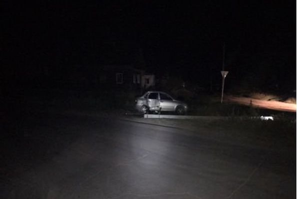 Водитель легковушки, врезавшись на Калине в столб, не пострадал, в отличие от пассажира