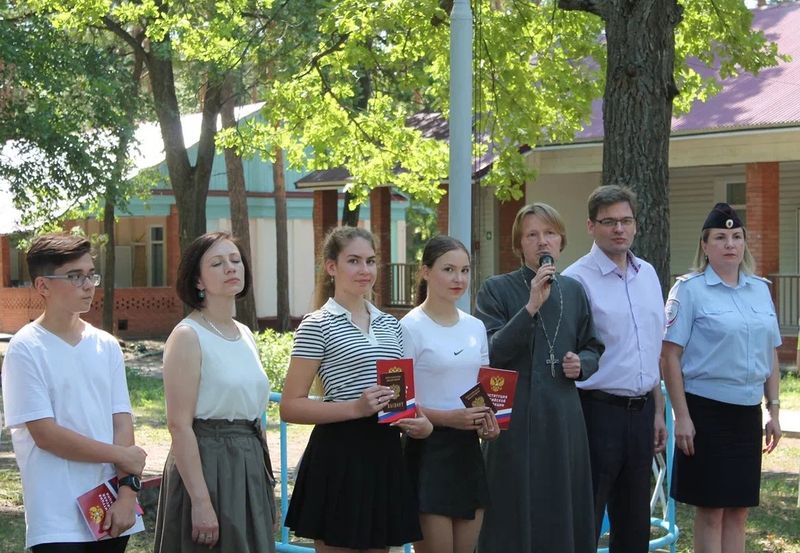 Две девочки-подростка, отдыхая в загородном лагере, принимали гостей и поздравления