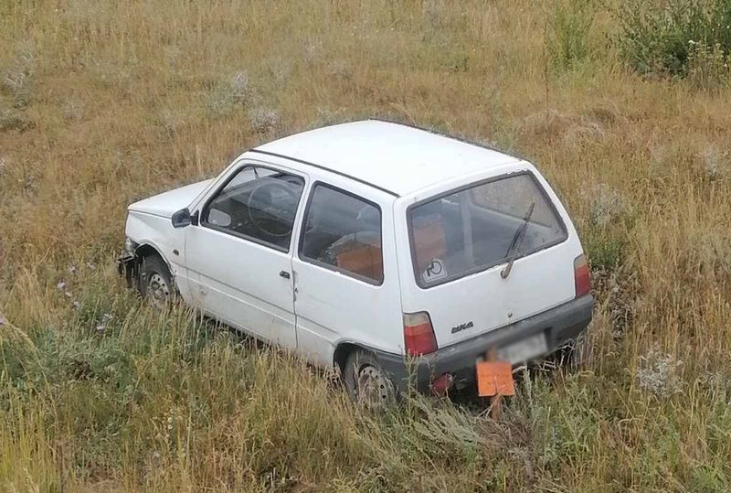 В салоне стоящей в кювете машины нашли труп молодого мужчины