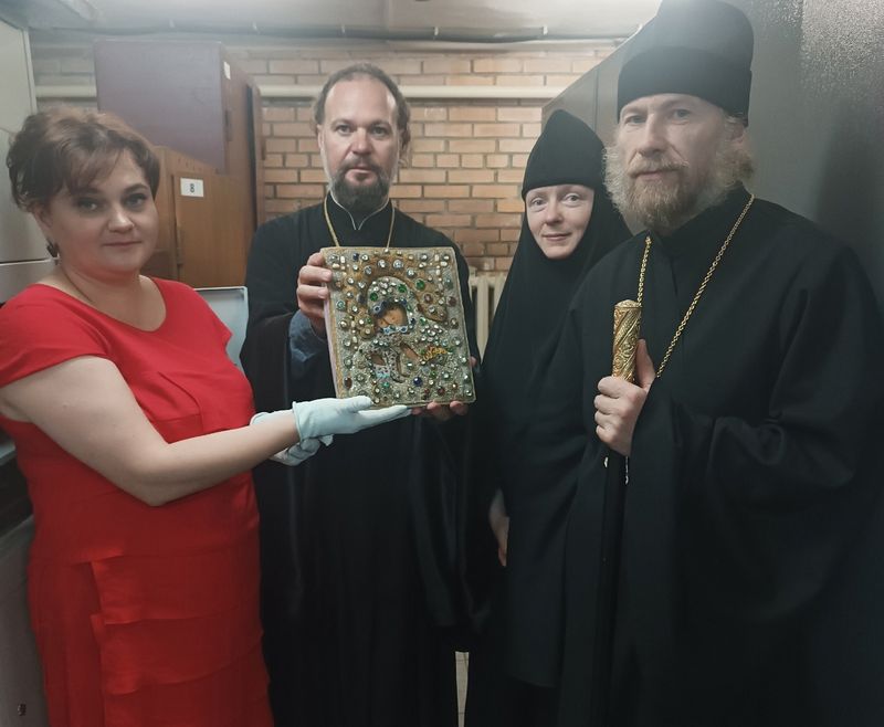 Приложились к старинной иконе, которая находится не в храме, а в хранилищах музея