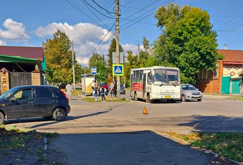 На оживленной улице пассажирский автобус с людьми попал в ДТП - на место вызвали скорую и полицию