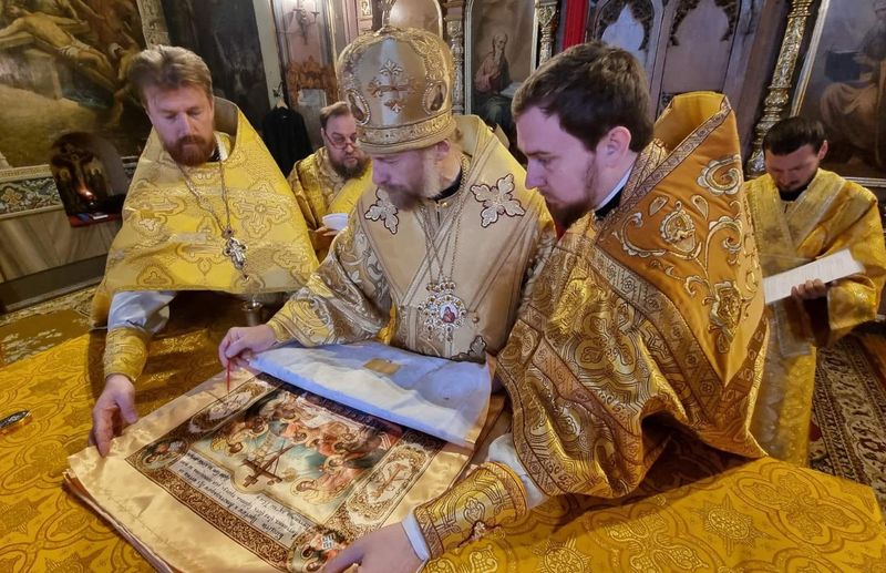 Епископ Леонтий совершил редкий чин освящения антиминсов, а также принимал поздравления и подарки