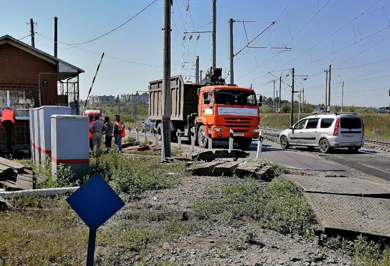 Вся надежда на область: без строительства моста через железнодорожные пути у обувной фабрики проблему простоя транспорта не решить