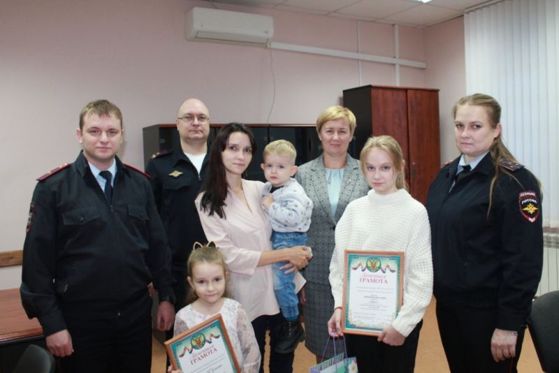 Две работы участниц конкурса «Мои родители работают в полиции» будут отправлены на областной этап