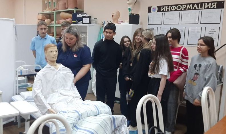 Ученики нескольких школ на каникулах не били баклуши, а осваивали полезные медицинские навыки