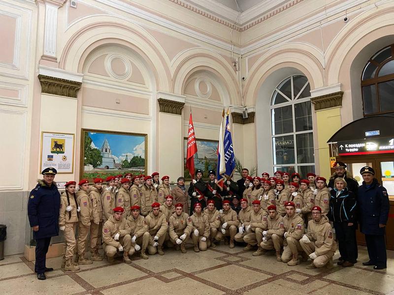 Сегодня утром курсанты-юнармейцы отправились с сызранского вокзала на Парад Памяти