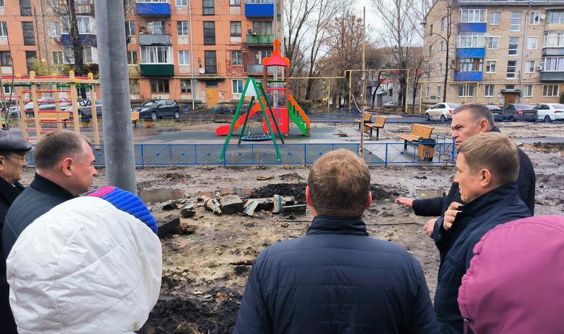 Глава Сызрани пригрозил судом подрядчику, который «кормит завтраками» и жильцов Образцовской площадки, и администрацию города