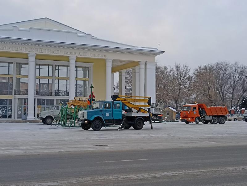 Сызрань начала отсчет дней до Нового года: на главной площади монтируют ёлку