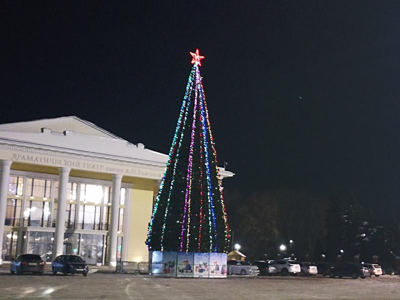 Главная елка Сызрани зажглась, когда до Нового года осталось 23 дня