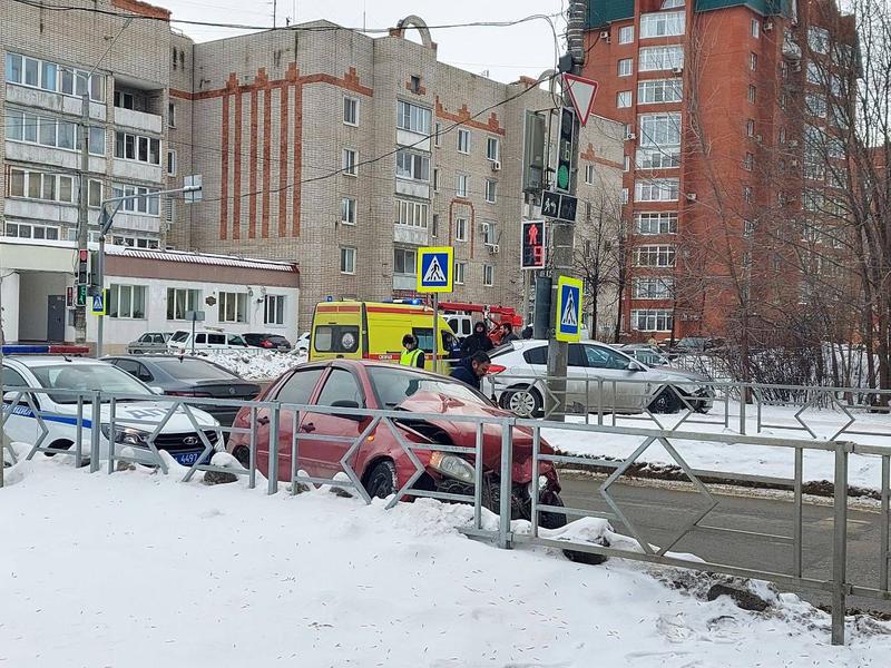 В центре Сызрани - жесткая авария, иномарку выбросило в пешеходную зону, водители ищут объезд