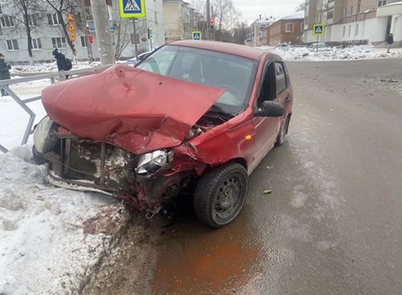 Иномарка на пешеходной зоне, Калина - в ограждении, девушки - доставлены в больницу: стали известны подробности вчерашней жесткой аварии в Сызрани