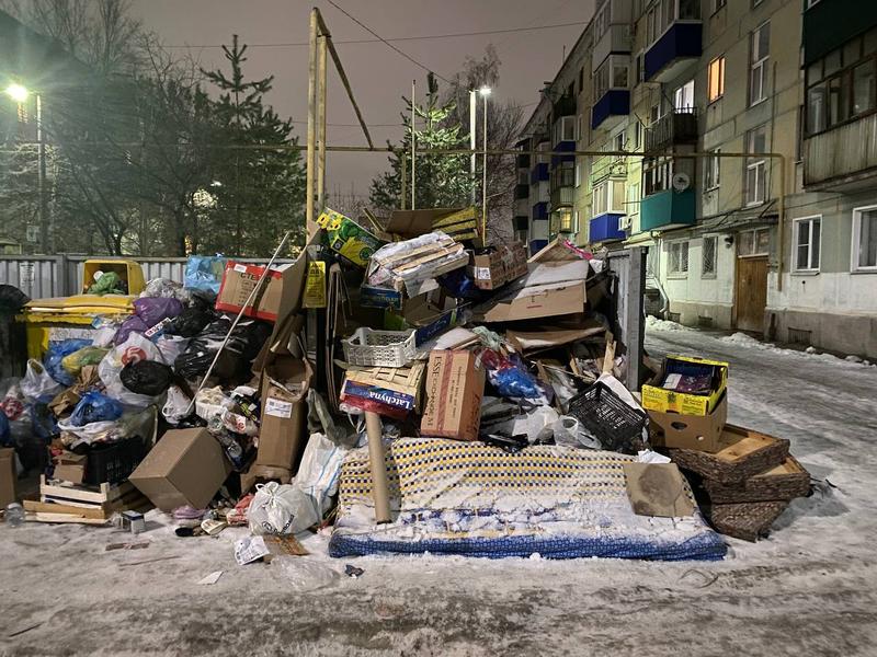 Жильцы по-итальянски «благоустроили»помойку в центре Сызрани: хочешь - сиди, хочешь - лежи! Если не брезгливый