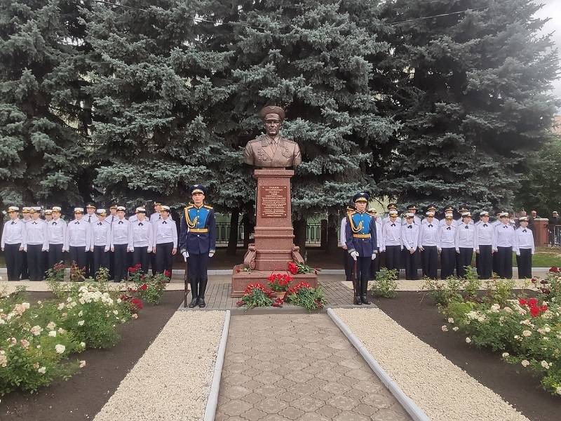 В Сызрани открыли бюст генерал-полковнику Виталию Павлову - легендарного командующего увековечили в сквере Героев