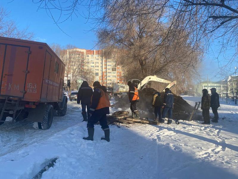 В центре Сызрани аварийная бригада ведет ремонт теплосети