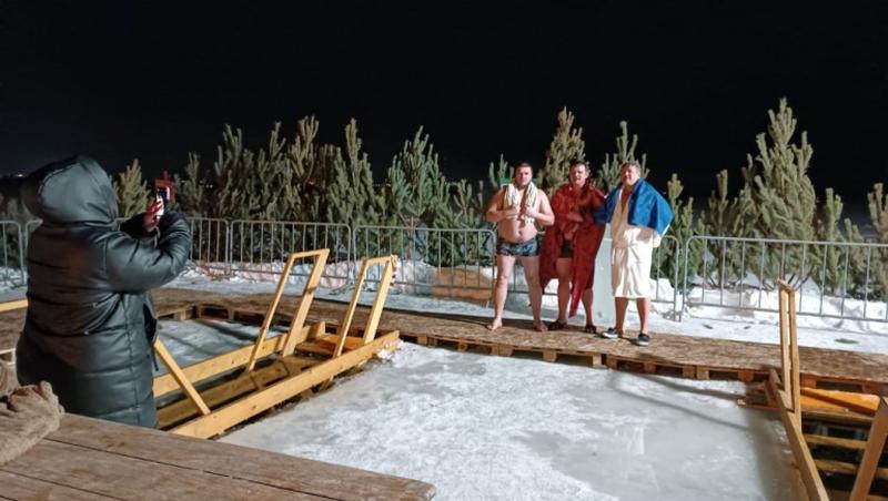 «Верю, что дает силы и здоровье»: в минус 15 градусов чтущие традиции жители Сызрани поспешили к купелям, многие - семьями