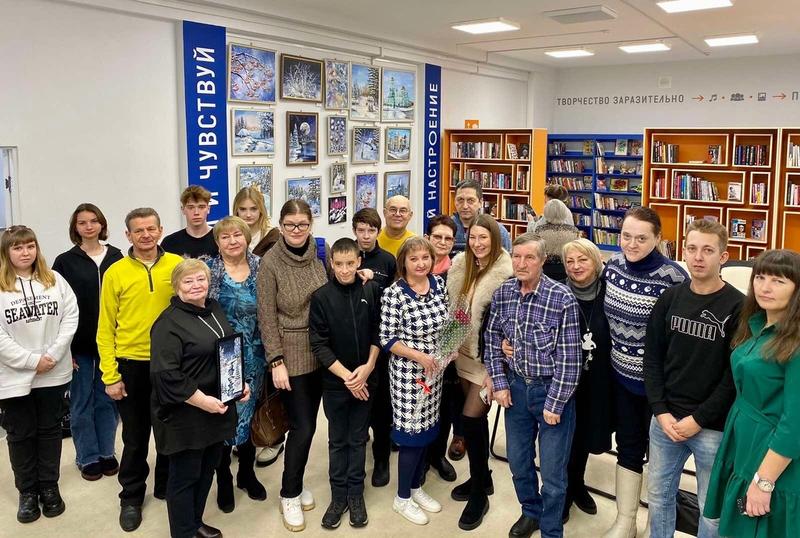 Художница, известная своими лучистыми картинами, открыла в Сызрани зимнюю выставку