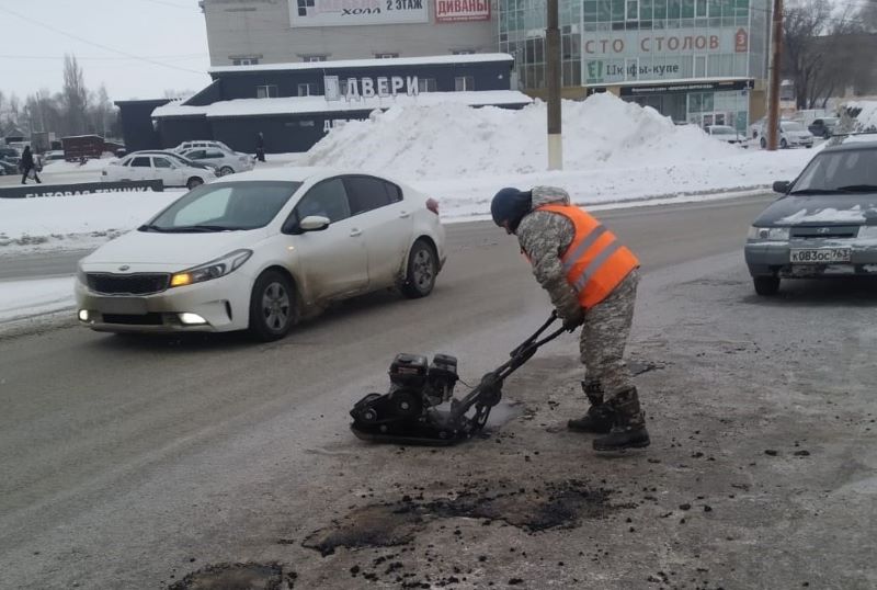 Зимой в Сызрани можно смотреть бесконечно на три вещи: как латают ямы в асфальте, как расчищают от снега дороги и вывозят мусор