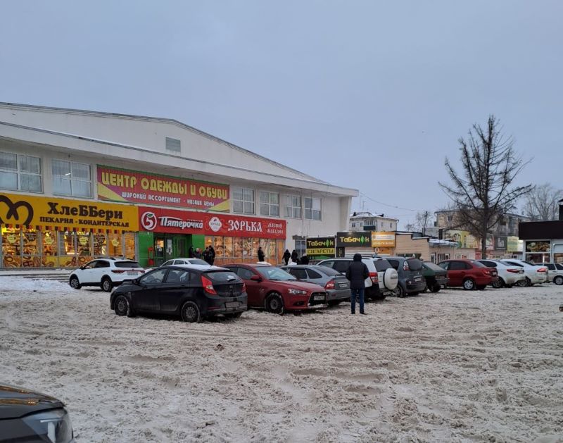 Горожане жалуются на состояние территории торгового центра в районе Образцовской площадки