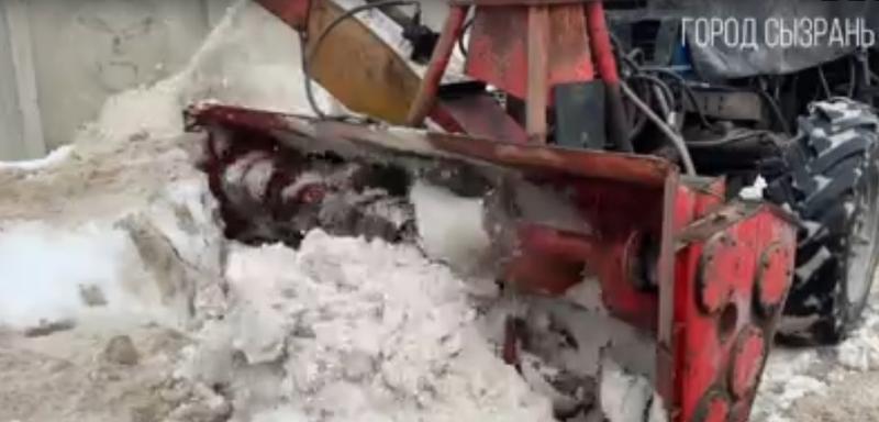 В битву со слежавшимся снегом вывели ротор: где и как сегодня чистили снег в Сызрани - в видео