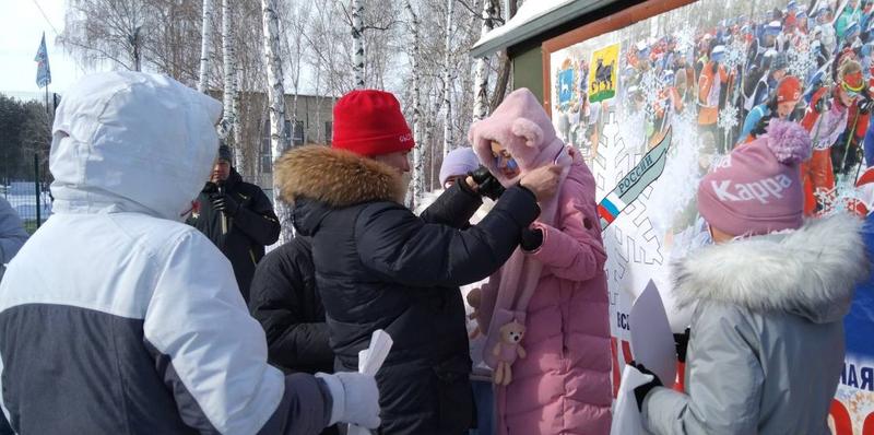 Сегодня в морозном лесу Монгоры было жарко: на лыжне «рубились» курсанты, на лыжи встали и 7-летний, и 70-летний гонщики