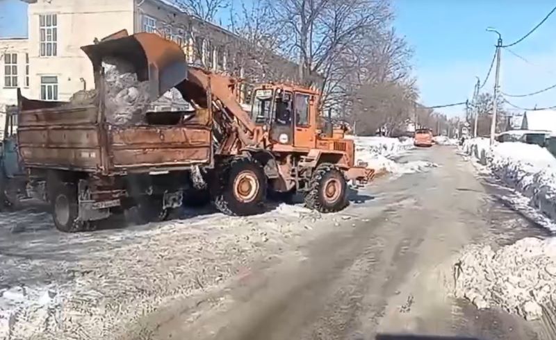 За два дня с улицы Гончарной вывезли более 300 кубов снега