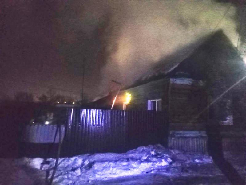 Дом еще час проливали водой: опубликовано фото горевшего сегодня дома