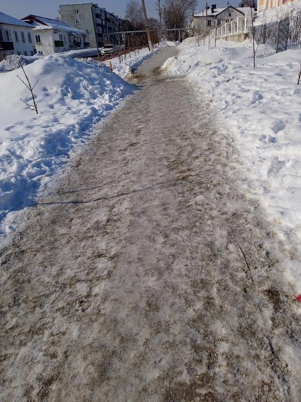 По дороге к школе в Октябрьске можно запросто скатиться под колеса автомобиля: жители встревожены