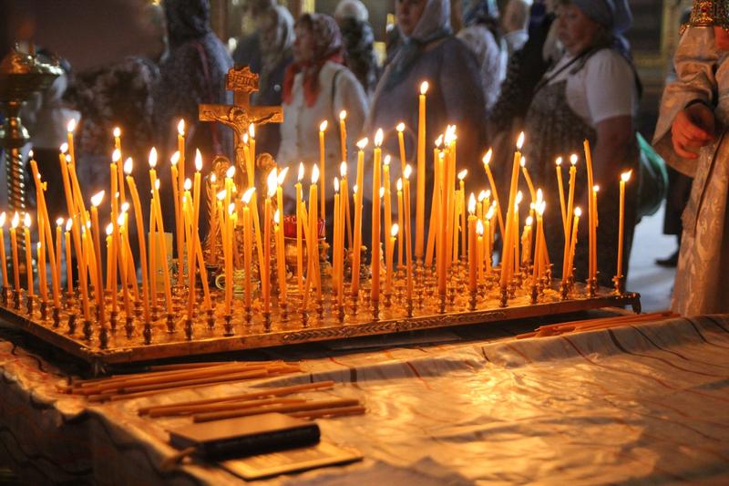 На богослужении в Родительскую субботу тонко чувствуется связь с умершими родственниками: первая в году Родительская - уже завтра