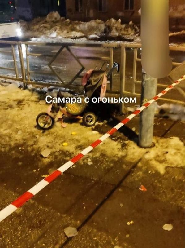 Ледяная глыба рухнула на женщину с детьми в Самарской области