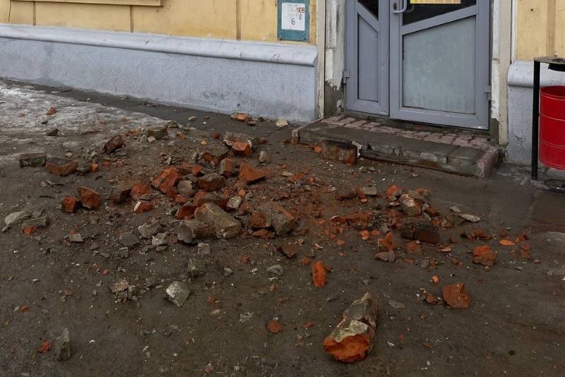 Булыжники летят на головы: в центре Сызрани обрушился балкон - что говорят очевидцы