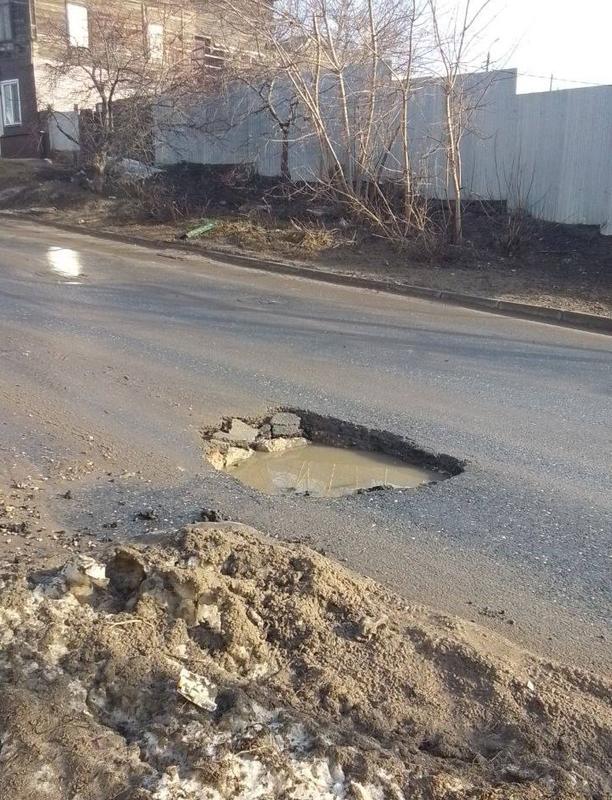 В центре Сызрани водителей поджидает ловушка - пока на ней даже ветка или шины не «выросли»
