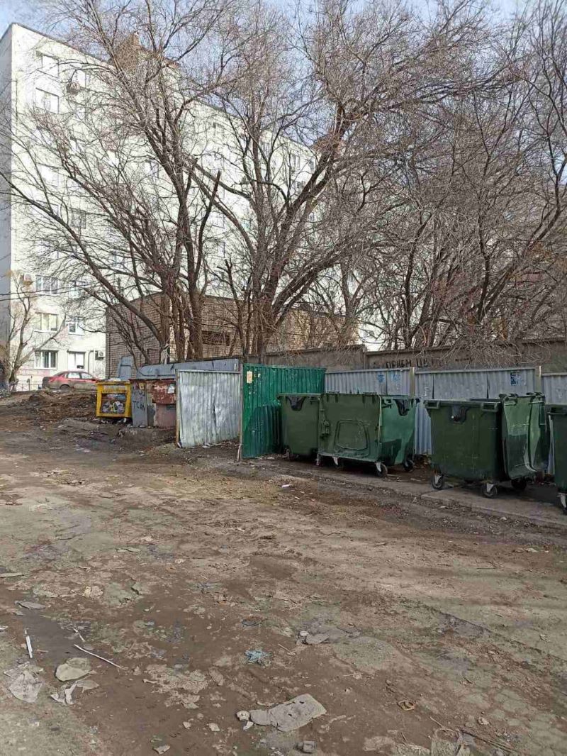 На заполненной крысами контейнерной площадке навели порядок, а где-то мусор не вывозят более недели