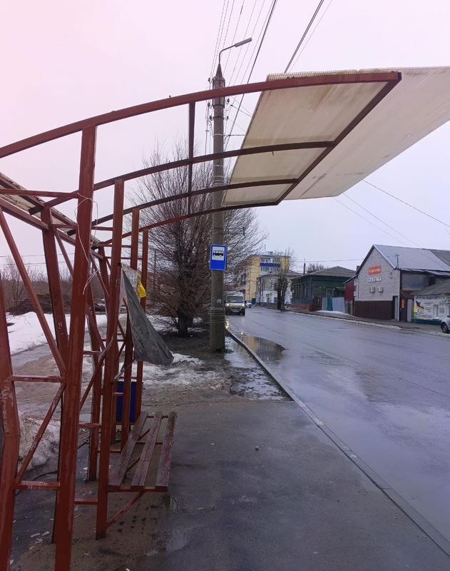 В центре Сызрани стоит «облысевшая» и раздетая почти до скелета остановка