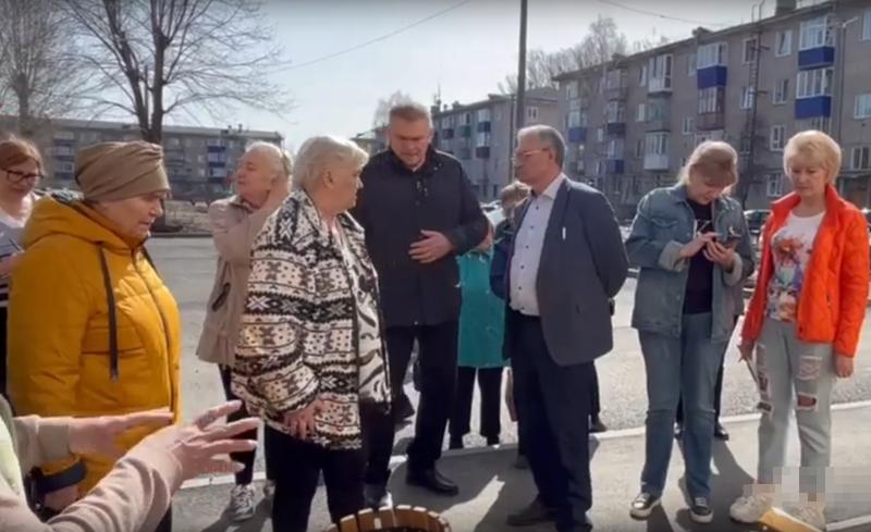 Одного «волшебного пенделя» может быть мало: в не образцовом дворе на Образцовской площадке нашли мусор в грунте и изуродованные бордюры