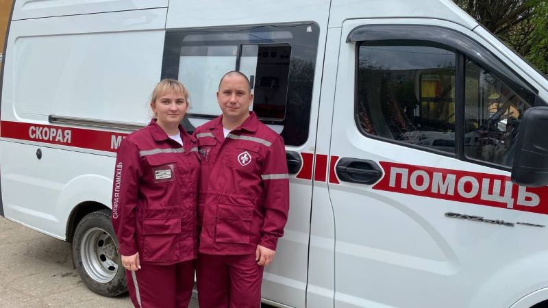 Обезноженного мужчину целый километр несли на носилках: семья медработников из Сызрани спасает жизни жителей Правобережья Волги