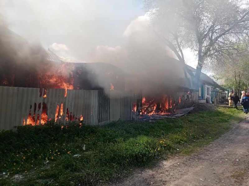 В Октябрьске пожар уничтожил жилой дом - 12 огнеборцев тушили горящее строение почти 40 минут
