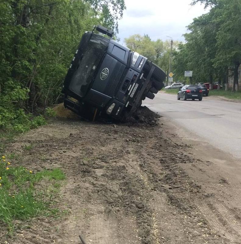 Семья водителя упавшего на бок грузовика просит жителей Сызрани о помощи