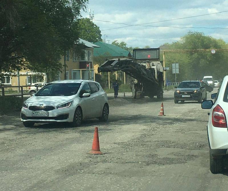 Дорожная техника работает на одной из убитых улиц Сызрани