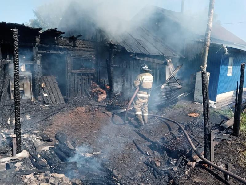 В частном доме в Октябрьске вспыхнул пожар, огонь охватил 60 квадратных метров