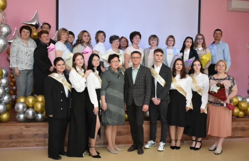 В школах Октябрьска прозвенели последние звонки: для первоклассников и выпускников школ прошли торжественные линейки