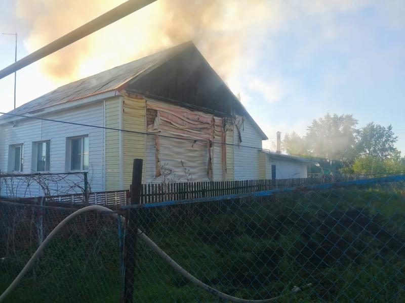 Оплавившийся сайдинг, искалеченная кровля - пожарные поделились фото дома, в котором пострадал человек