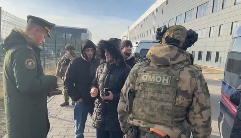 Военные следователи доставили бывших мигрантов в военный комиссариат Самарской области