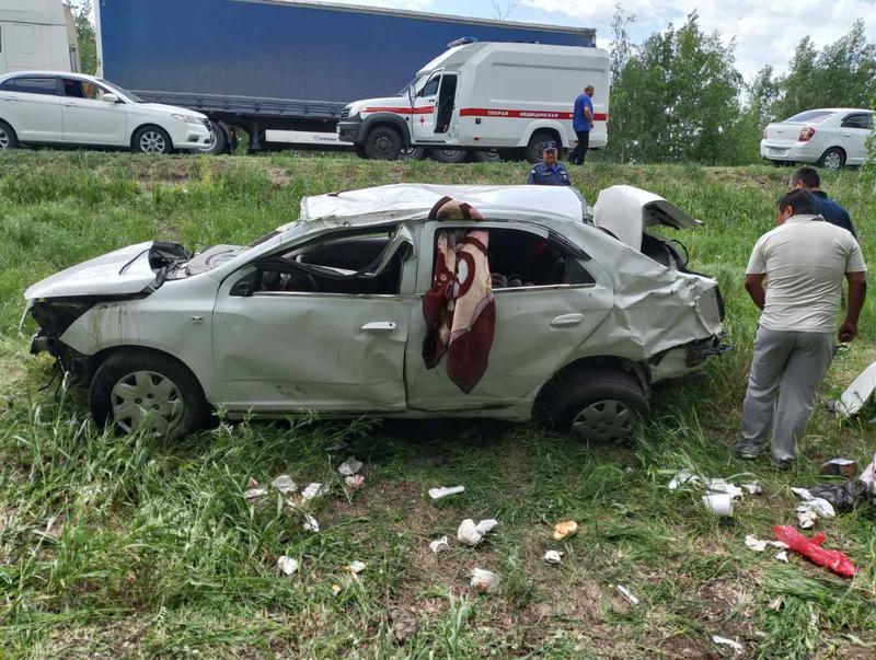 Двое детей и взрослые получили травмы в опрокинувшейся легковушке